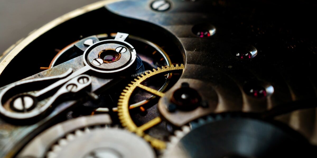 Quartz vs Mechanical: Battery Life, Accuracy, and Soul